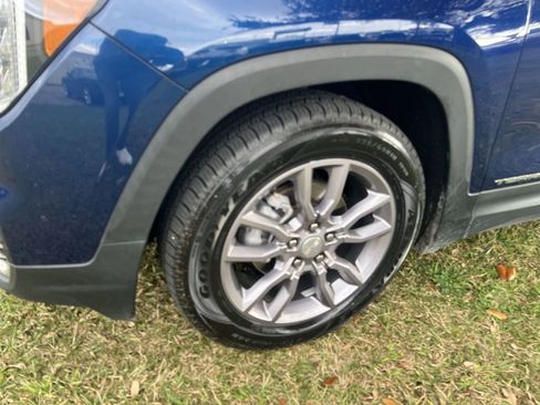 Used 2023 GMC Terrain SLT image 16