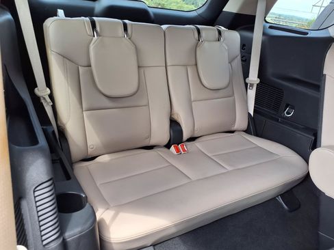 Used 2023 Ford Explorer XLT AWD/4WD image 10