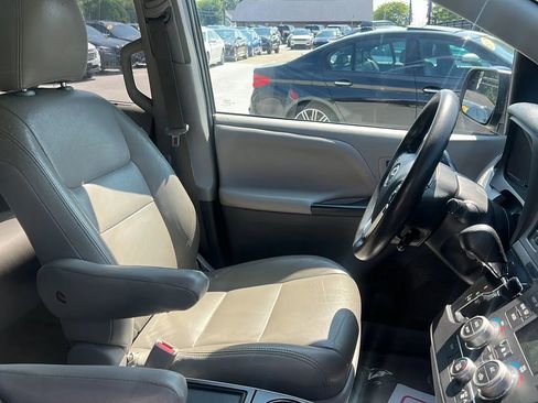 Used 2018 Toyota Sienna LE w/ Carpet Mat Package image 18