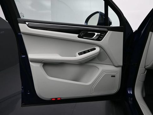 Certified 2026 Porsche Macan AWD/4WD image 14