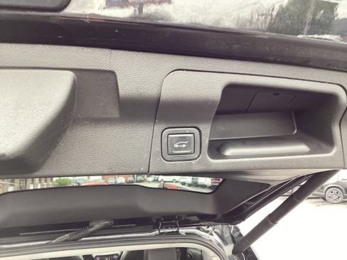 Used 2021 GMC Acadia SLT w/ Elevation Edition image 16