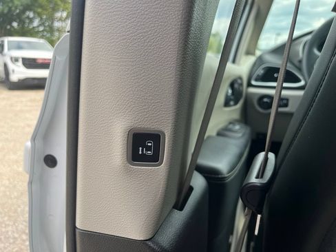 Used 2023 Chrysler Pacifica Touring-L FWD image 31