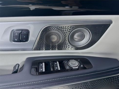 Used 2025 Lincoln Nautilus Reserve image 13