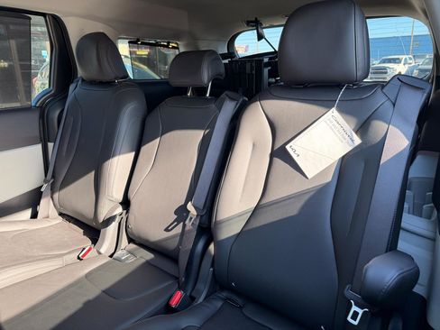 Used 2024 Kia Carnival EX image 18