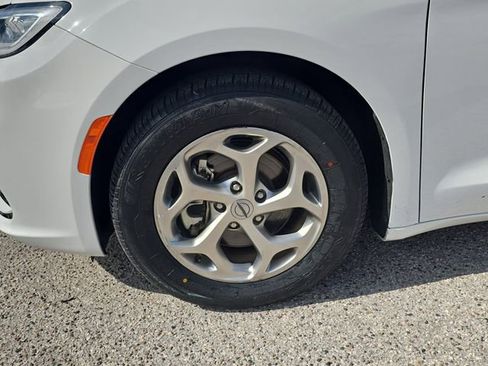 Used 2024 Chrysler Pacifica Limited image 37