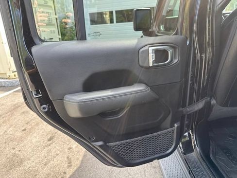 Used 2023 Jeep Gladiator Overland w/ Popular Equipment Package AWD/4WD image 16
