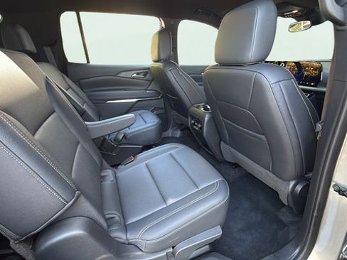 Used 2025 Chevrolet Traverse LT FWD image 26