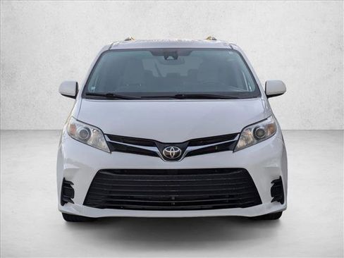 Used 2020 Toyota Sienna LE image 2