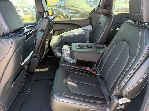 New 2026 Chrysler Pacifica Select image 22