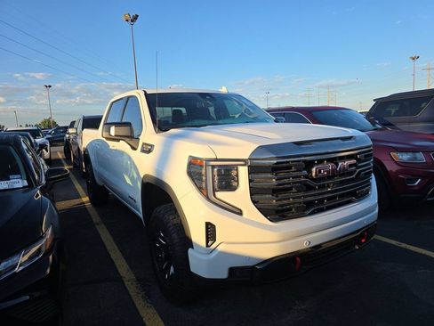 Used 2022 GMC Sierra 1500 AT4 w/ Technology Package AWD/4WD image 2