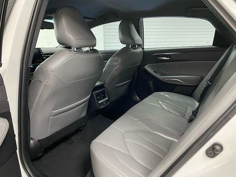 Used 2021 Toyota Avalon XLE image 18