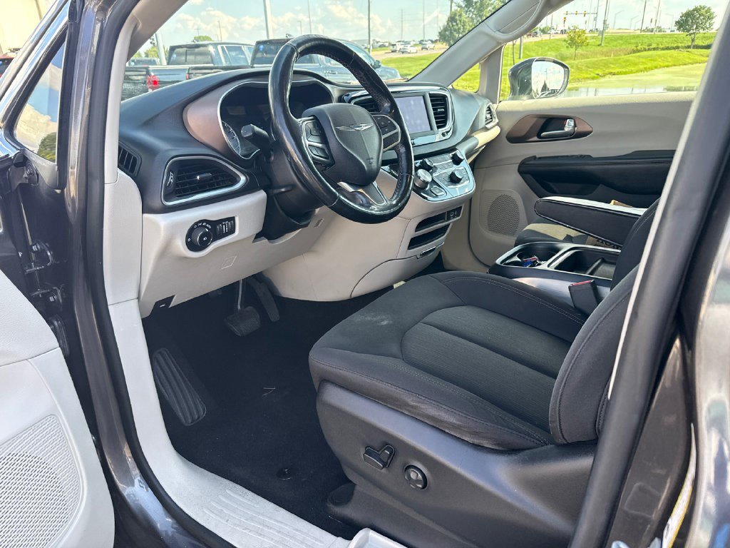 Used 2019 Chrysler Pacifica Touring Plus w/ Tire & Wheel Group FWD image 18