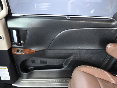 Used 2018 Toyota Sienna Limited image 31