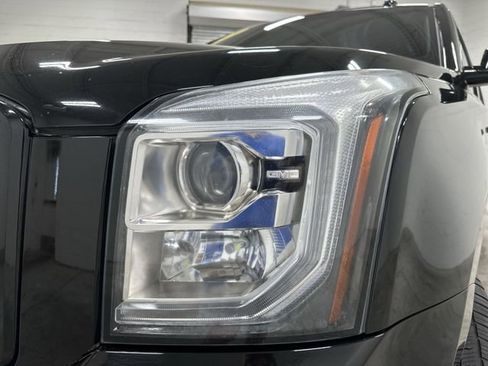 Used 2019 GMC Yukon SLT w/ Graphite Performance Edition AWD/4WD image 11