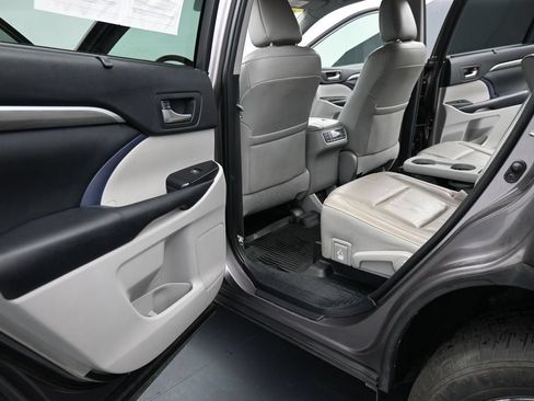 Used 2019 Toyota Highlander Limited Platinum AWD/4WD image 17