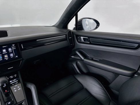 Used 2023 Porsche Cayenne Turbo GT AWD/4WD image 23