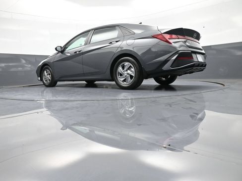 Certified 2025 Hyundai Elantra SE FWD image 31