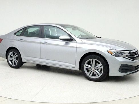 Used 2024 Volkswagen Jetta SE image 3