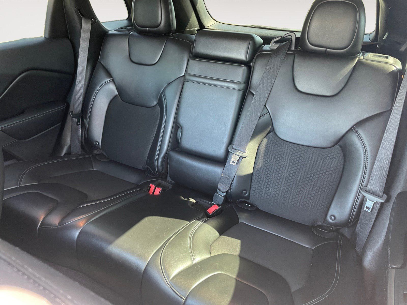 Used 2019 Jeep Cherokee Latitude Plus w/ Comfort/Convenience Group FWD image 12