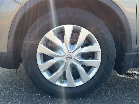 Used 2018 Nissan Rogue S image 9