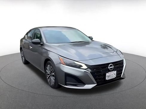 Used 2025 Nissan Altima 2.5 SV FWD image 3