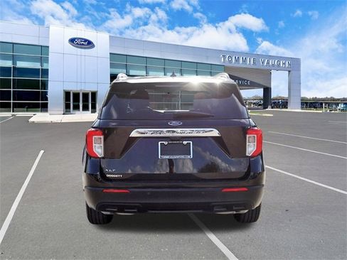 Used 2022 Ford Explorer XLT image 3