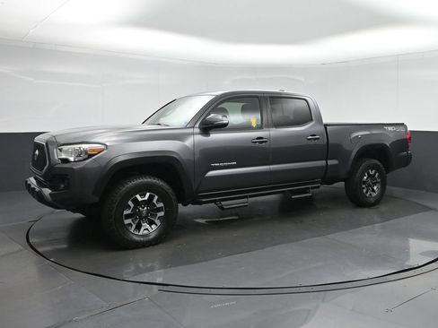 Used 2017 Toyota Tacoma TRD Off-Road w/ Premium & Technology Package AWD/4WD image 3