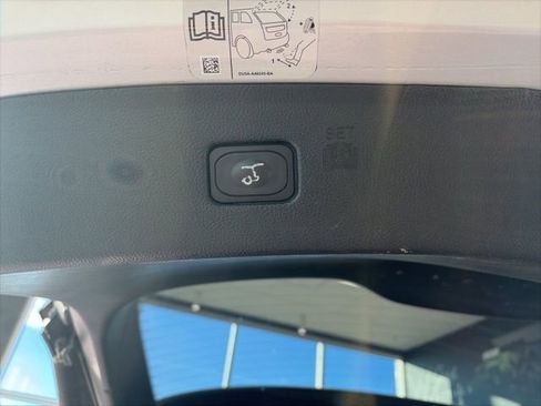 Used 2018 Ford Edge Titanium image 32