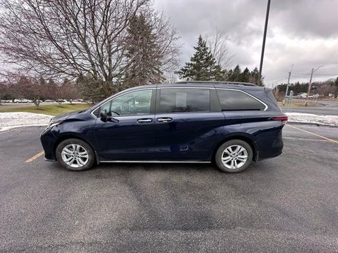 Used 2023 Toyota Sienna XSE w/ XSE Plus Package image 6