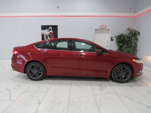Used 2018 Ford Fusion SE w/ Equipment Group 201A FWD image 2