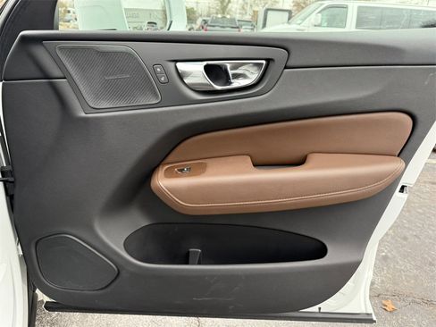 Used 2020 Volvo XC60 T6 Momentum image 37