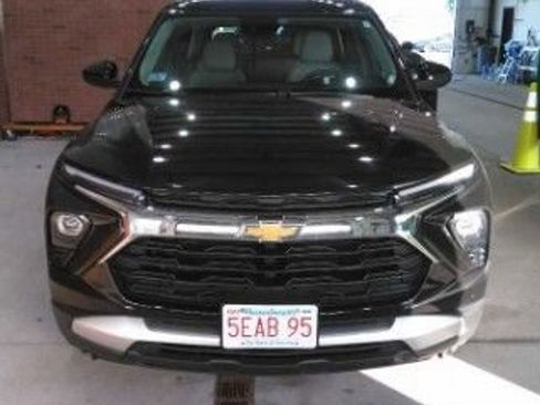 Used 2025 Chevrolet TrailBlazer LT AWD/4WD image 3