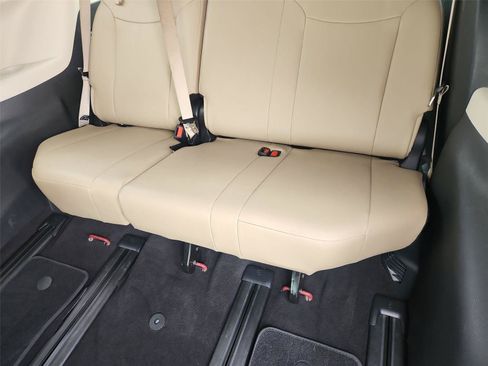 Used 2023 Toyota Sienna Limited FWD image 34