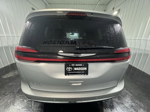 Used 2024 Chrysler Pacifica Touring-L image 4