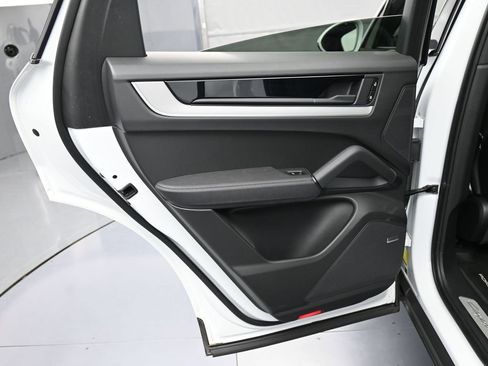 Certified 2024 Porsche Cayenne Coupe AWD/4WD image 23