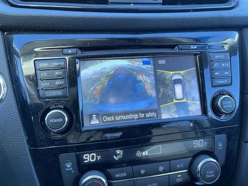 Used 2017 Nissan Rogue SV w/ SV Premium Package image 16