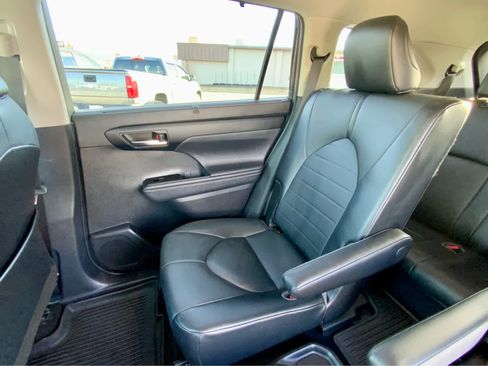 Used 2021 Toyota Highlander XLE image 28
