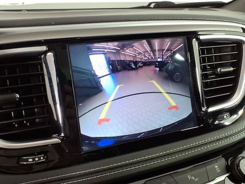 Used 2020 Chrysler Pacifica Limited w/ S Appearance Package FWD image 28