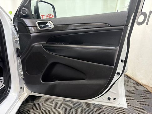 Used 2018 Jeep Grand Cherokee Altitude AWD/4WD image 8