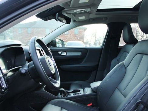 Used 2025 Volvo XC40 B5 Core image 13