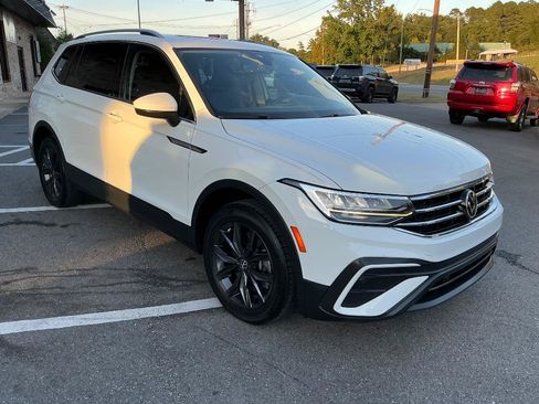 Used 2022 Volkswagen Tiguan SE w/ Panoramic Sunroof Package FWD image 8