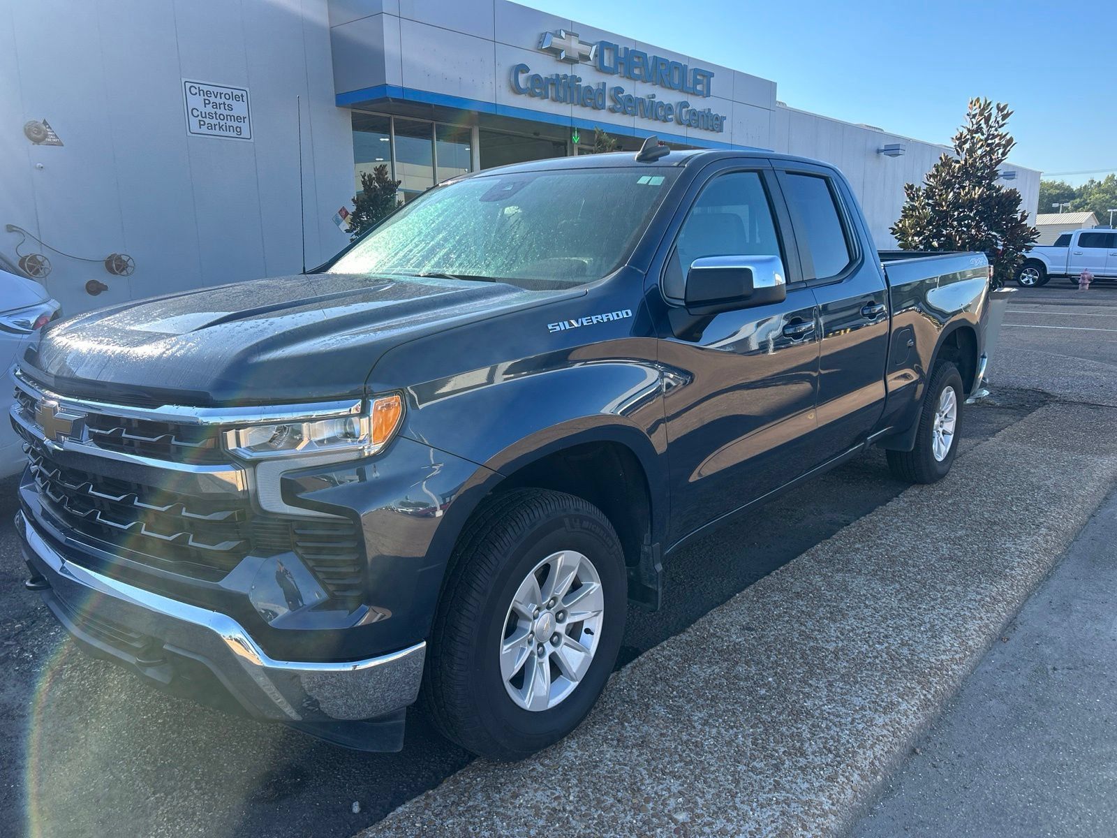 Used 2022 Chevrolet Silverado 1500 LT w/ Convenience Package II AWD/4WD image 8