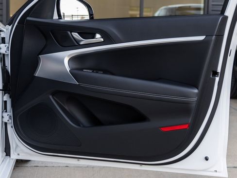 Used 2023 Genesis G70 2.0T image 38