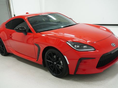 Used 2025 Toyota GR86 Premium RWD image 3