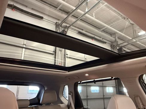 Used 2025 Nissan Rogue SV w/ SV Premium Package image 19