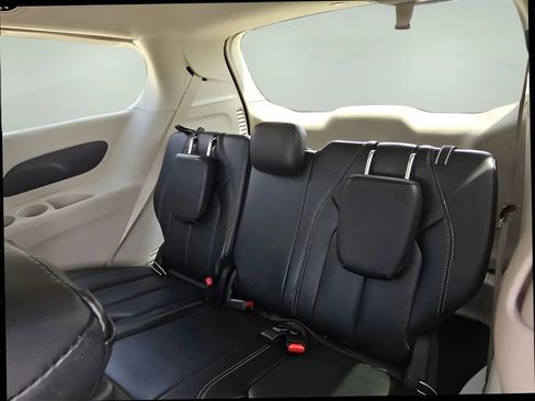 Used 2024 Chrysler Pacifica Touring-L FWD image 12
