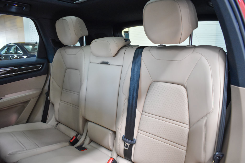 Used 2022 Porsche Cayenne AWD/4WD image 30
