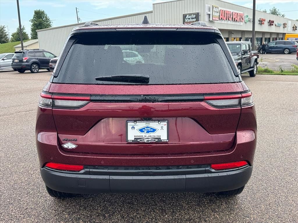 Used 2024 Jeep Grand Cherokee Altitude AWD/4WD image 3