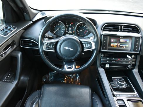 Used 2018 Jaguar F-PACE S image 12