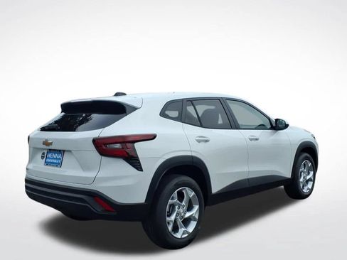 New 2026 Chevrolet Trax LS w/ LS Convenience Package FWD image 3